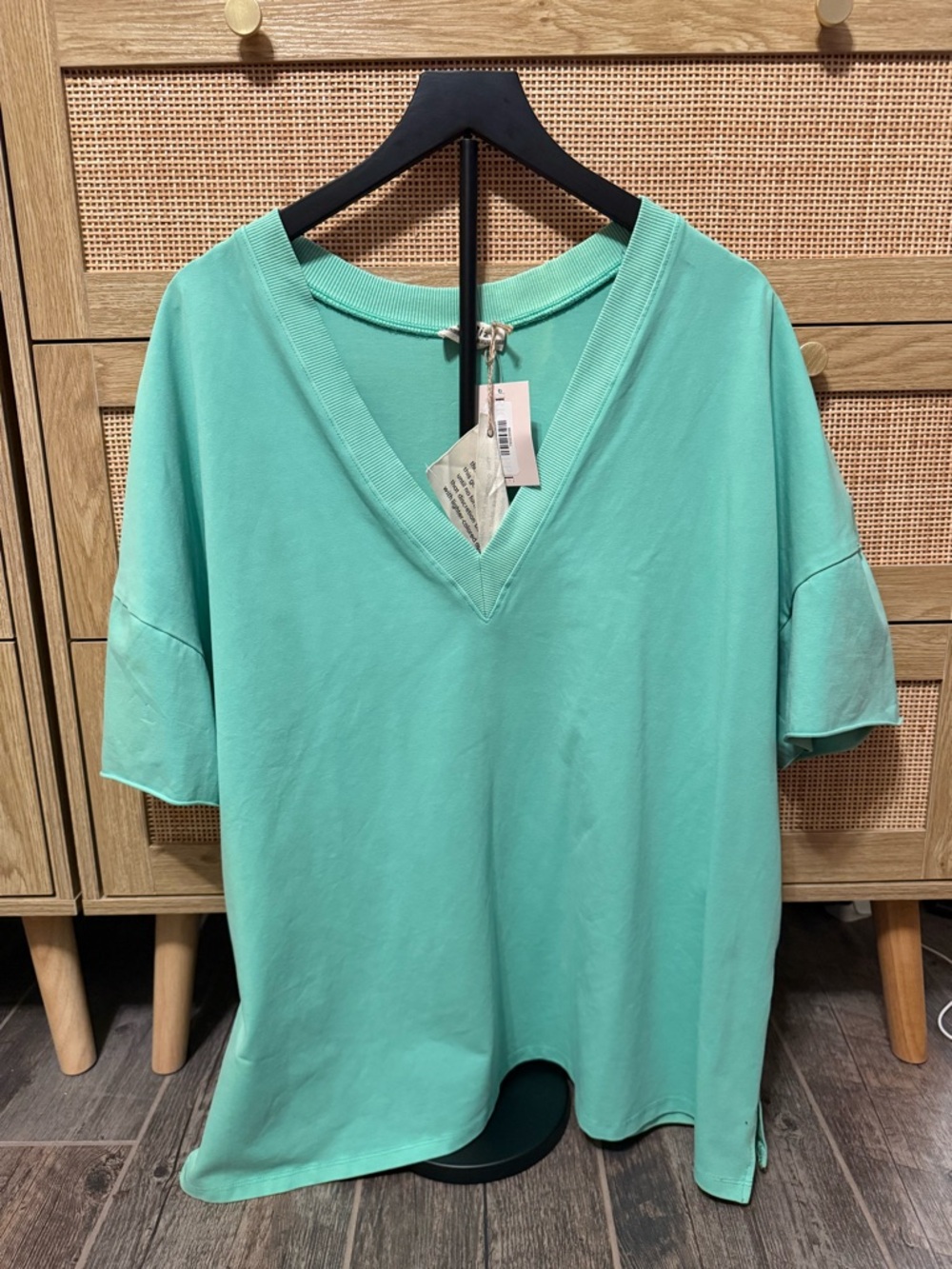 Relaxed V-Neck Short Sleeve Tee in Mint